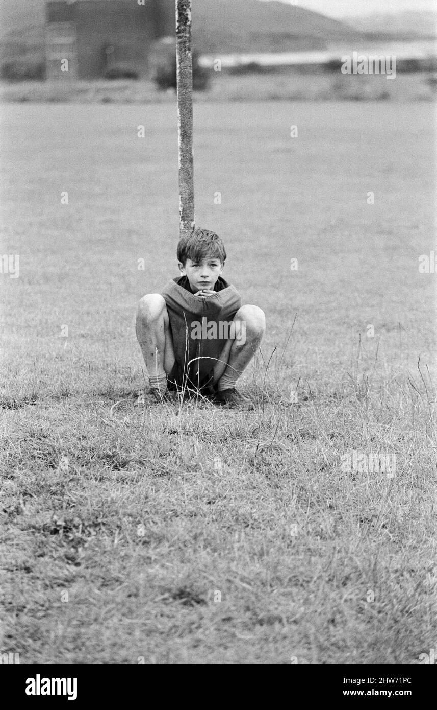 David Bradley (14 Jahre) spielt die Rolle von Billy Casper, abgebildet mit seinem Kestral, auf dem Filmset des Films kes. Hier spielt Billy Casper den Torwart in der Schulfußballspielszene. Kes ist ein 1969 veröffentlichter Dramaturgie unter der Regie von Ken Loach und produziert von Tony Garnett. Der Film basiert auf dem Roman A Kestrel for a Knave aus dem Jahr 1968, der vom in Barsley geborenen Autor Barry Hines geschrieben wurde. Der Film liegt auf Platz 7 der Top Ten (British) Films des British Film Institute und unter den Top Ten der 50 Filme, die man im Alter von 14 Jahren sehen sollte. Der Film wurde vor Ort aroun gedreht Stockfoto