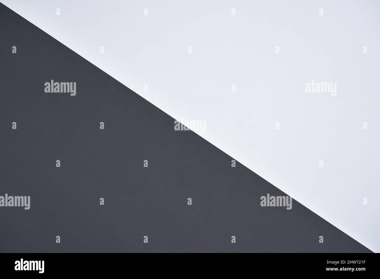 Weiße und schwarze diagonale Form des geometrischen Papiers für die Produktpräsentation Stockfoto