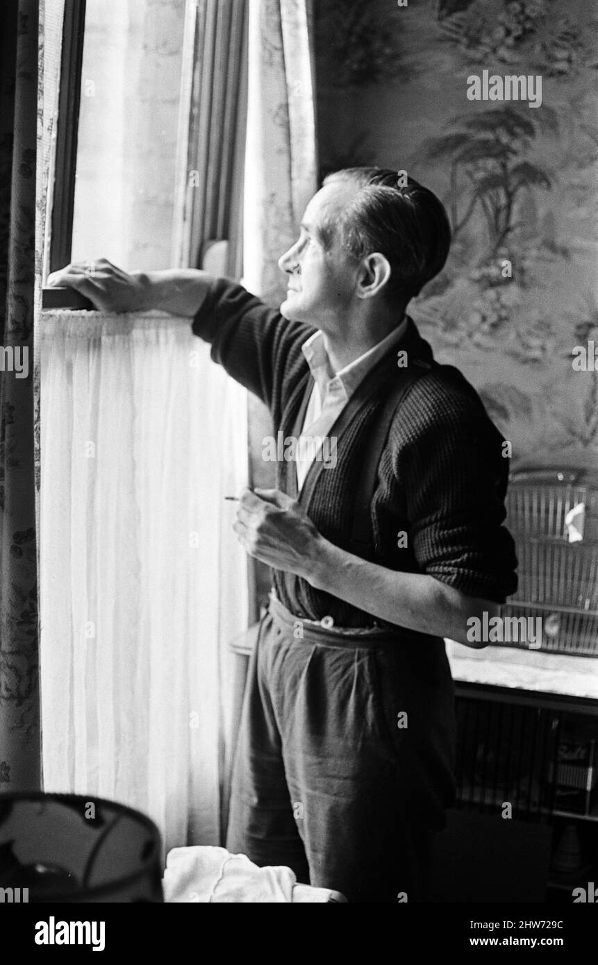 Herr William Good, der Koch auf dem „Kingston Peridot“-Trawler, ist in seinem Haus in der Edgecombe Street, Hull, sicher und gesund. Mr Good wurde krank gemacht, in Reykjavik vom Boot genommen und per Flugzeug nach Hause zurückgebracht. Er rutschte aus und fiel bei rauem Wetter an Bord des Trawlers. Es war ein Schlupf, der ihm wahrscheinlich das Leben rettete. Er hatte so große Schmerzen, dass Skipper Roy Wilson vom „Kingston Peridot“ beschloss, ihn ins Krankenhaus zu bringen. Er wurde in Reykjavik für eine Röntgenaufnahme an Land gebracht. Die Nachricht vom Verlust des „Kingston Peridot“ wurde am 30.. Januar in Hull empfangen. 31.. Januar 1968. Stockfoto