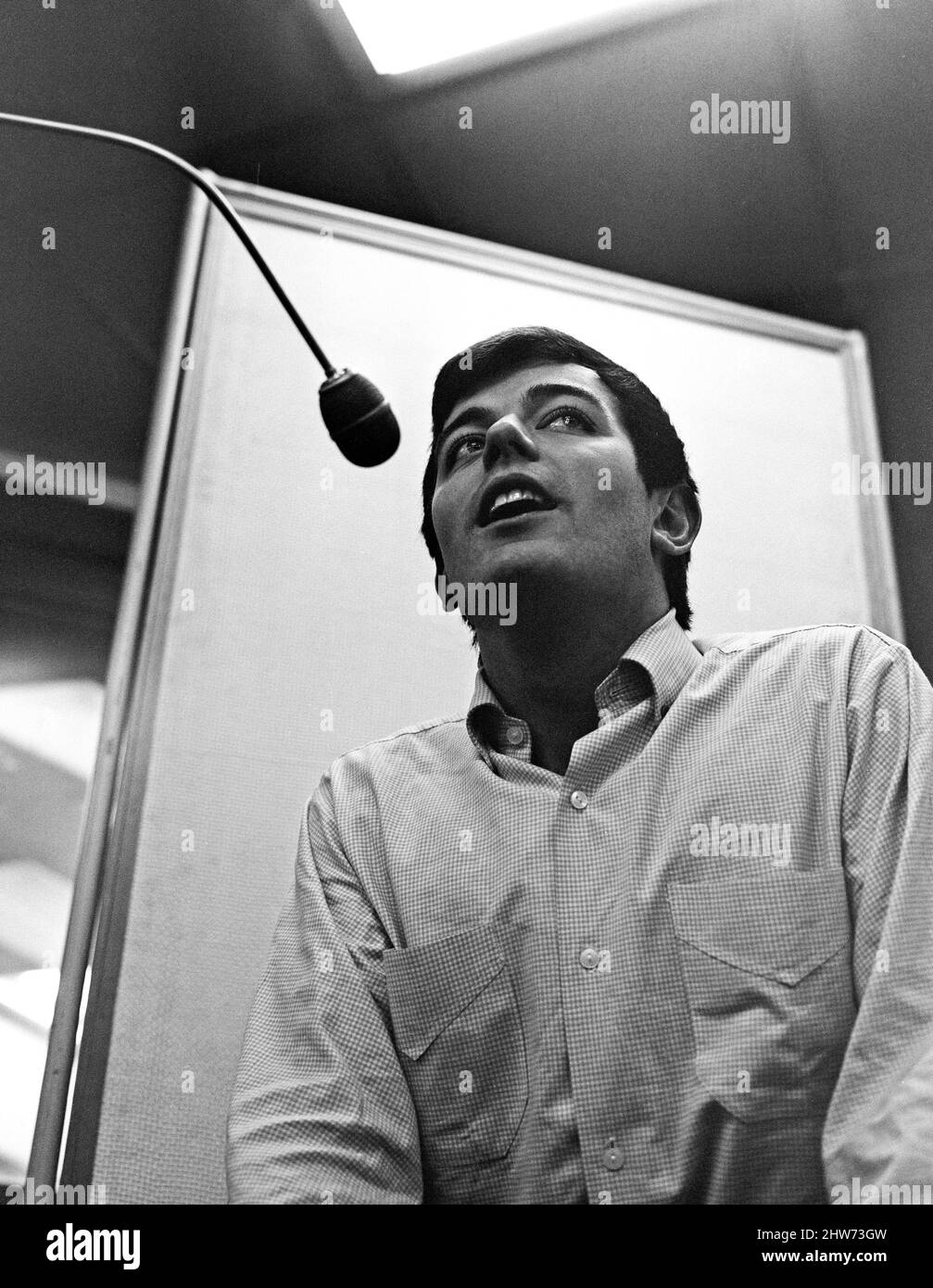 Tony Blackburn, der bekannte DJ, soll jetzt zum Aufnahmelstar werden. Er wird bei Aufnahmen in einem Studio in der Dean Stanley Street, London, fotografiert. 25.. Oktober 1967. Stockfoto