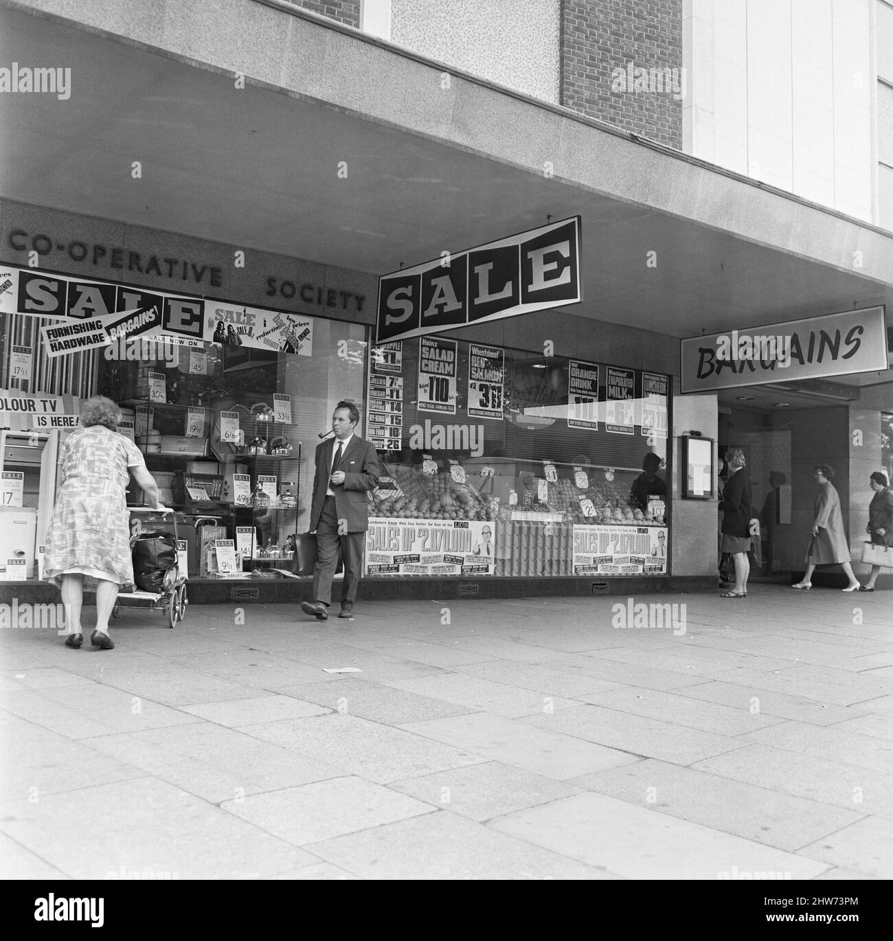 Co-Op Supermarkt in Stratford, London 15.. Juli 1967 Stockfoto