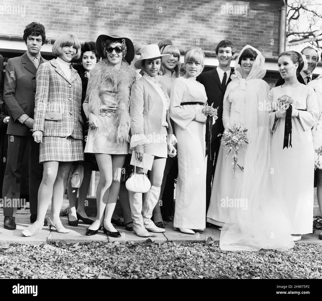 Die Hochzeit von Paul Atkinson, Lead-Gitarrist der englischen Popgruppe The Zombies, mit Molly Molloy, einer amerikanischen Tänzerin, in der Presbyterian Church in Sandpit Lane, St. Albans.die Braut und der Bräutigam mit einer Gruppe von Tänzern und Hasenmädchen nach dem Gottesdienst. 23.. Oktober 1967. Stockfoto