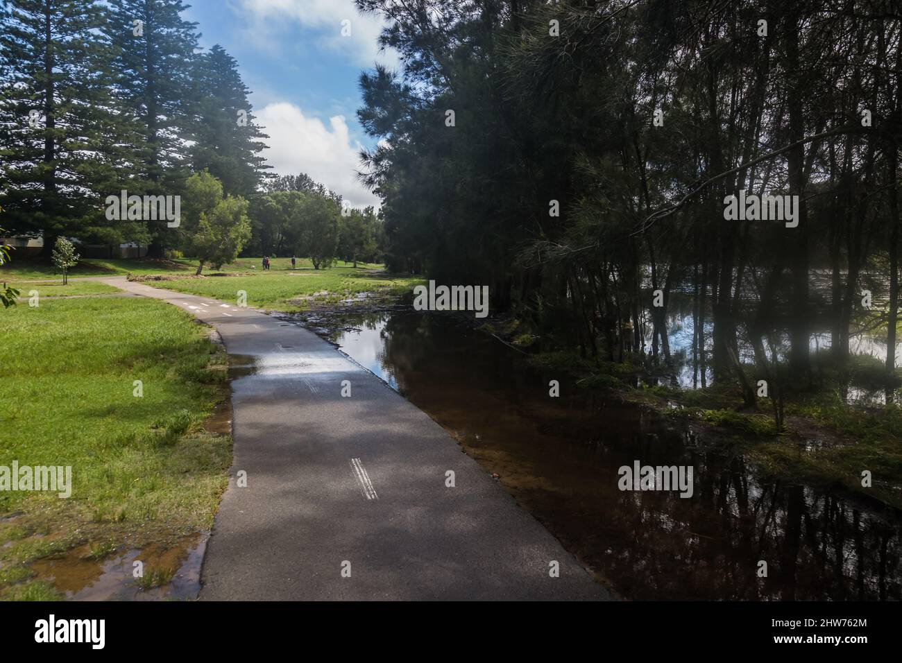 Sydney, Australien. 04. März 2022. Sydney, Australien, Freitag, 4.. März 2022. Die Queenscliff Lagoon erhebt sich und überflutet die Erholungsgebiete direkt am Queenscliff Beach, Manly. Dies ist das Ergebnis eines riesigen Niederdrucksystems, das die Ostküste Australiens mit extremen Regenfällen und Überschwemmungen heimgesucht hat. Das Wasser der Lagune und des Ozeans ist dadurch verschmutzt. Quelle: Paul Lovelace/Alamy Live News Stockfoto