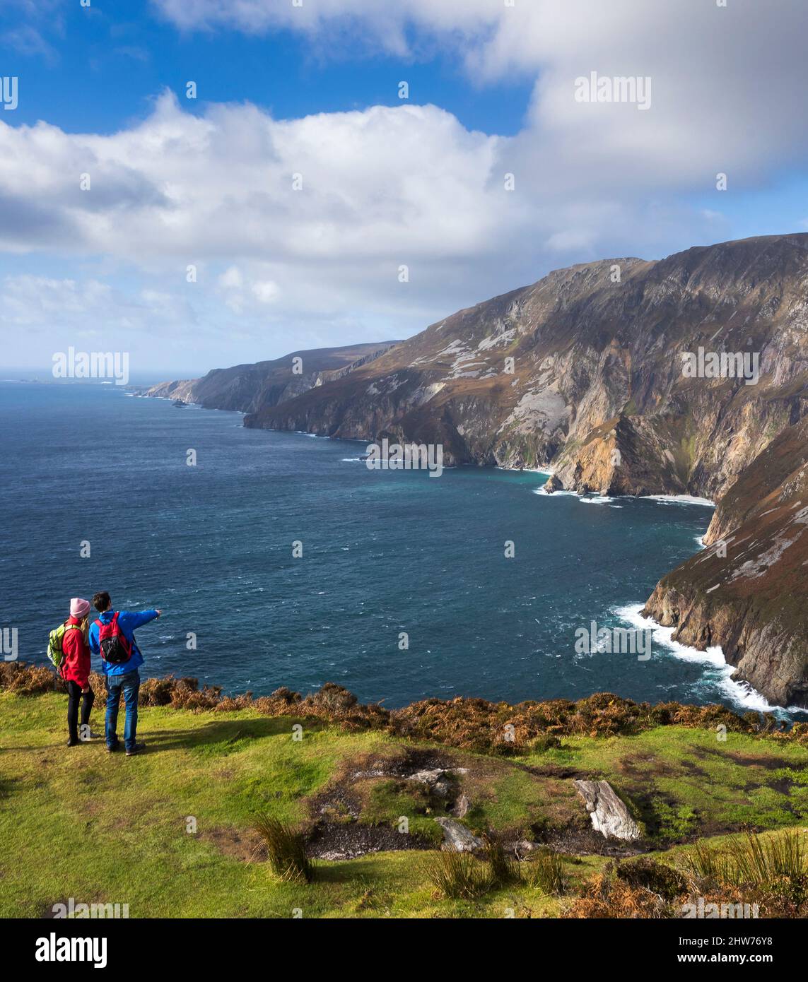 Ein Paar schaut sich die Slieve League, County Donegal, Irland an Stockfoto
