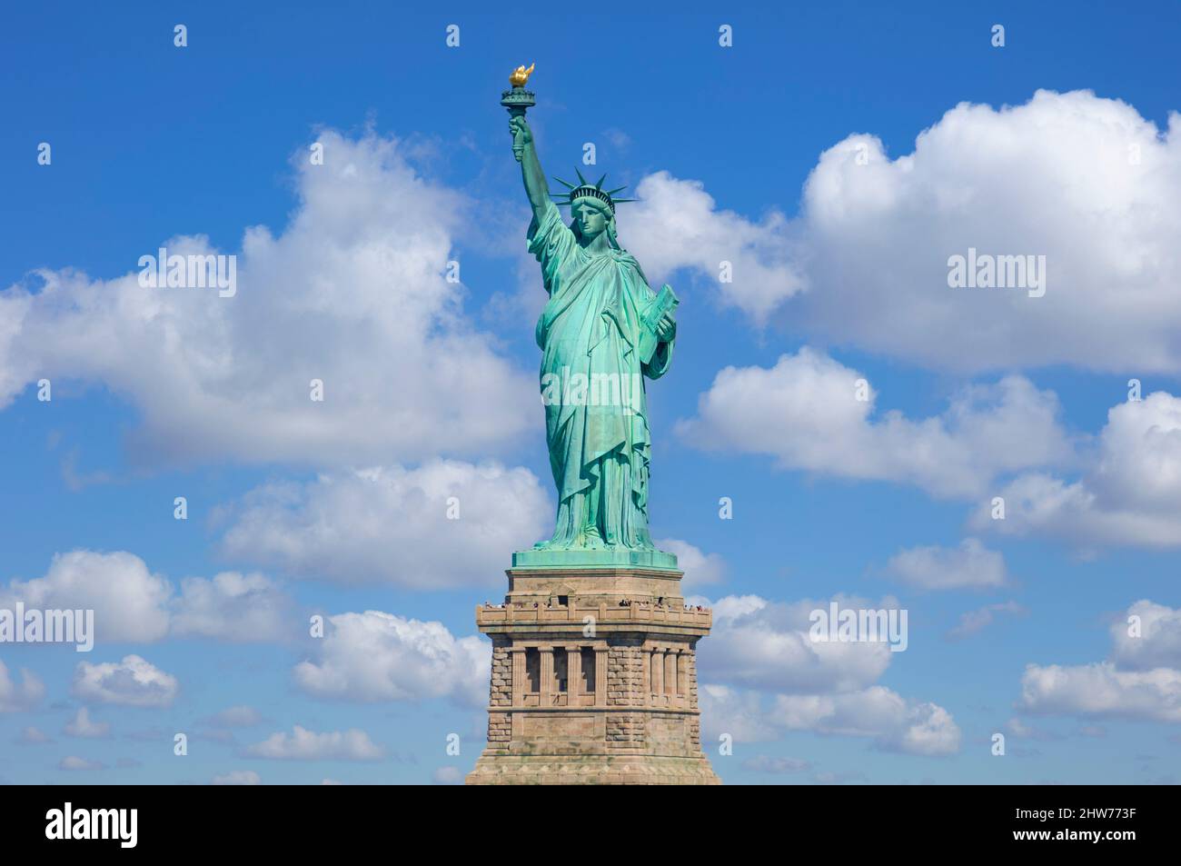 Freiheitsstatue New York Freiheitsstatue New York City Freiheitsstatue Island New york State usa vereinigte Staaten von amerika blauer Himmel weiße Wolken Stockfoto
