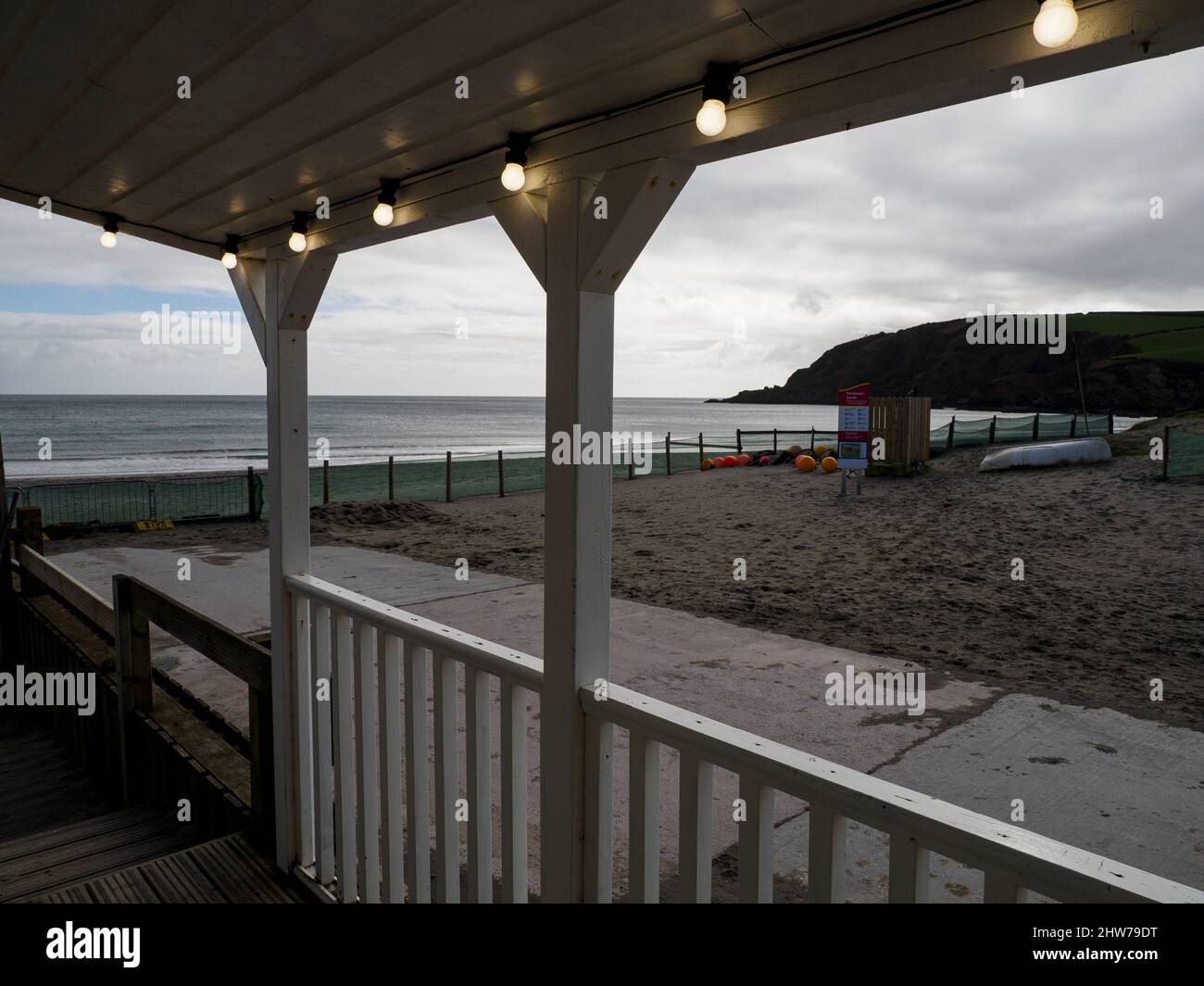 Lichterkette entlang eines überdachten Gehwegs, Pentewan Sands Beach Cafe, Cornwall, Großbritannien Stockfoto