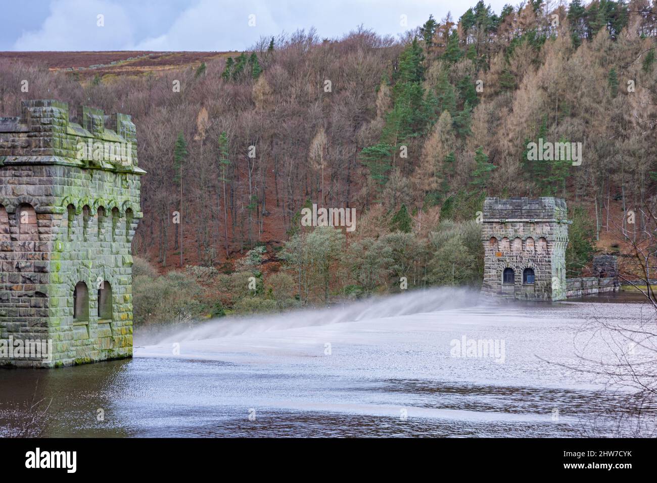 Das Upper Derwent Valley Derbyshire, Howden Dam Towers Und Water Spray Stockfoto