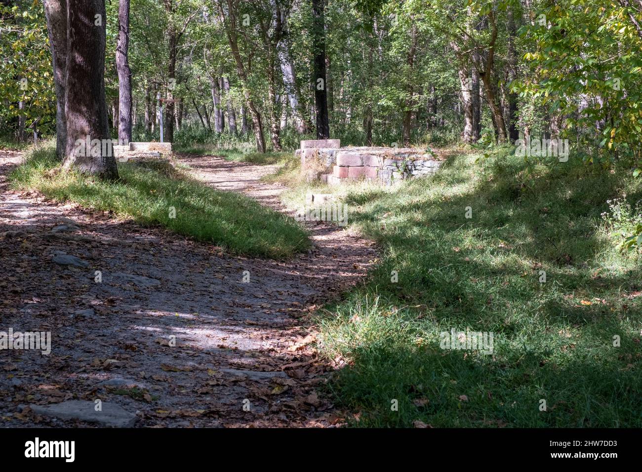Virginia. Great Falls Park. Patowmack Canal Trail. Blick vom Kanalbett zum Kontrolltor, das Wasser aus dem Holding Pond betreten lässt, im Hintergrund Stockfoto