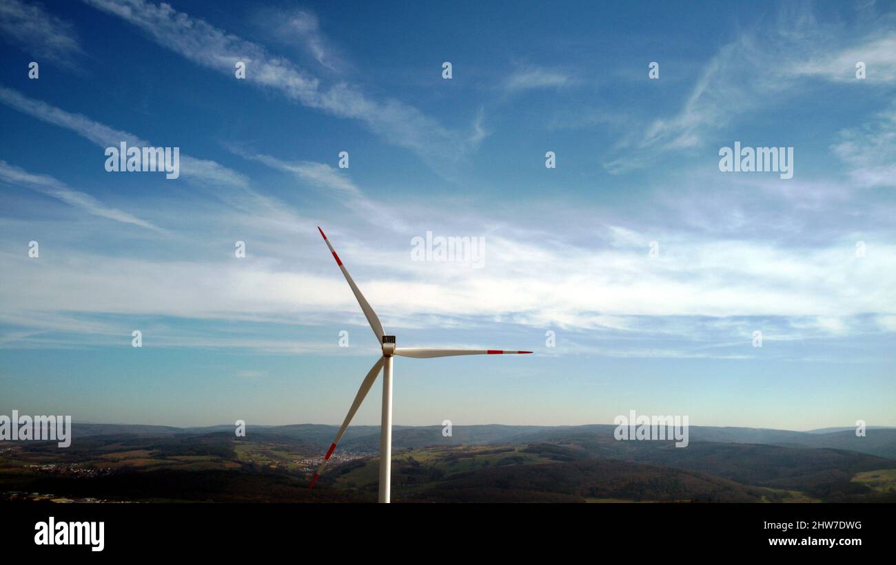 Windturbinen, grüne Zukunft mit Windenergie Stockfoto