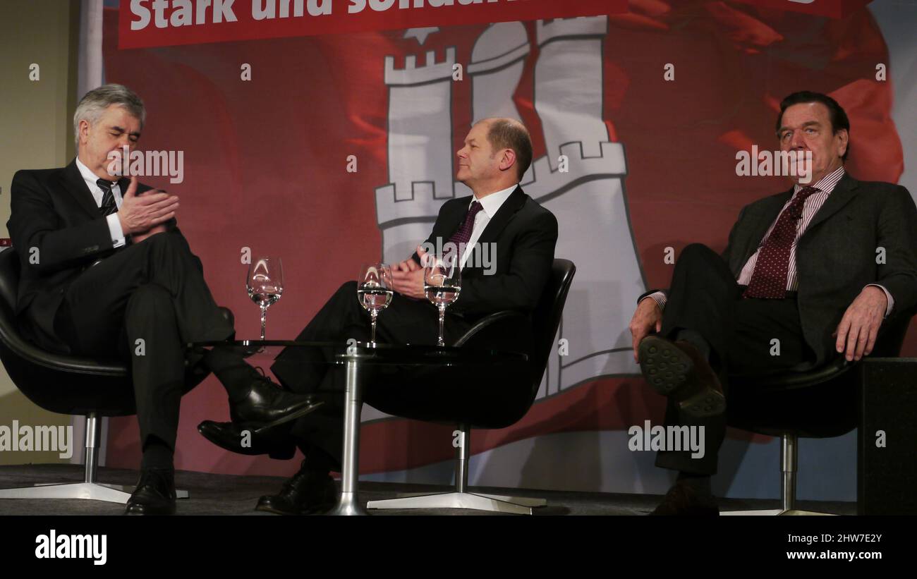 Kanzler unter sich: Olaf Scholz empt als 1. Bürgermeister von Hamburg den EX-Kanzler und jetzt Gazprom-Lobbyist Gerhard Schröder Stockfoto