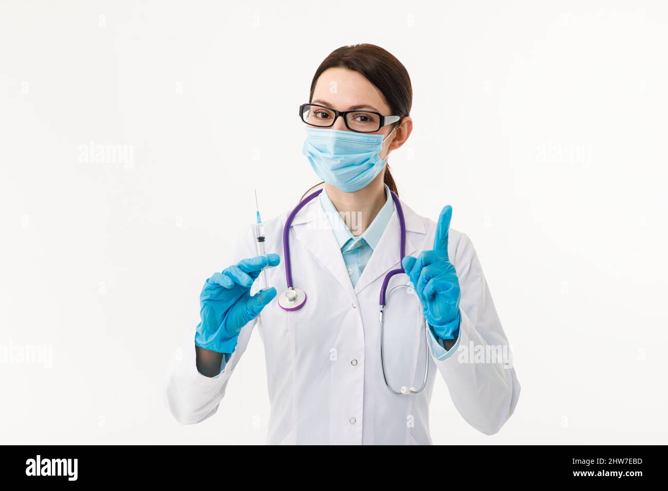 Eine Krankenschwester hält eine Spritze, bevor sie eine Injektion gibt. Das Konzept der Impfung. Stockfoto
