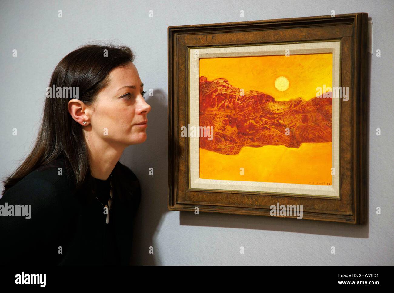 London, Großbritannien. 4. März 2022. Aber in Farbe, gemalt 1962 von Max Ernst, schätzen £180.000-250.000. The Minds Eye, surrealistischer Kunstverkauf bei Bonhams. Der Verkauf erfolgt am Dienstag, den 8.. März. Kredit: Mark Thomas/Alamy Live Nachrichten Stockfoto