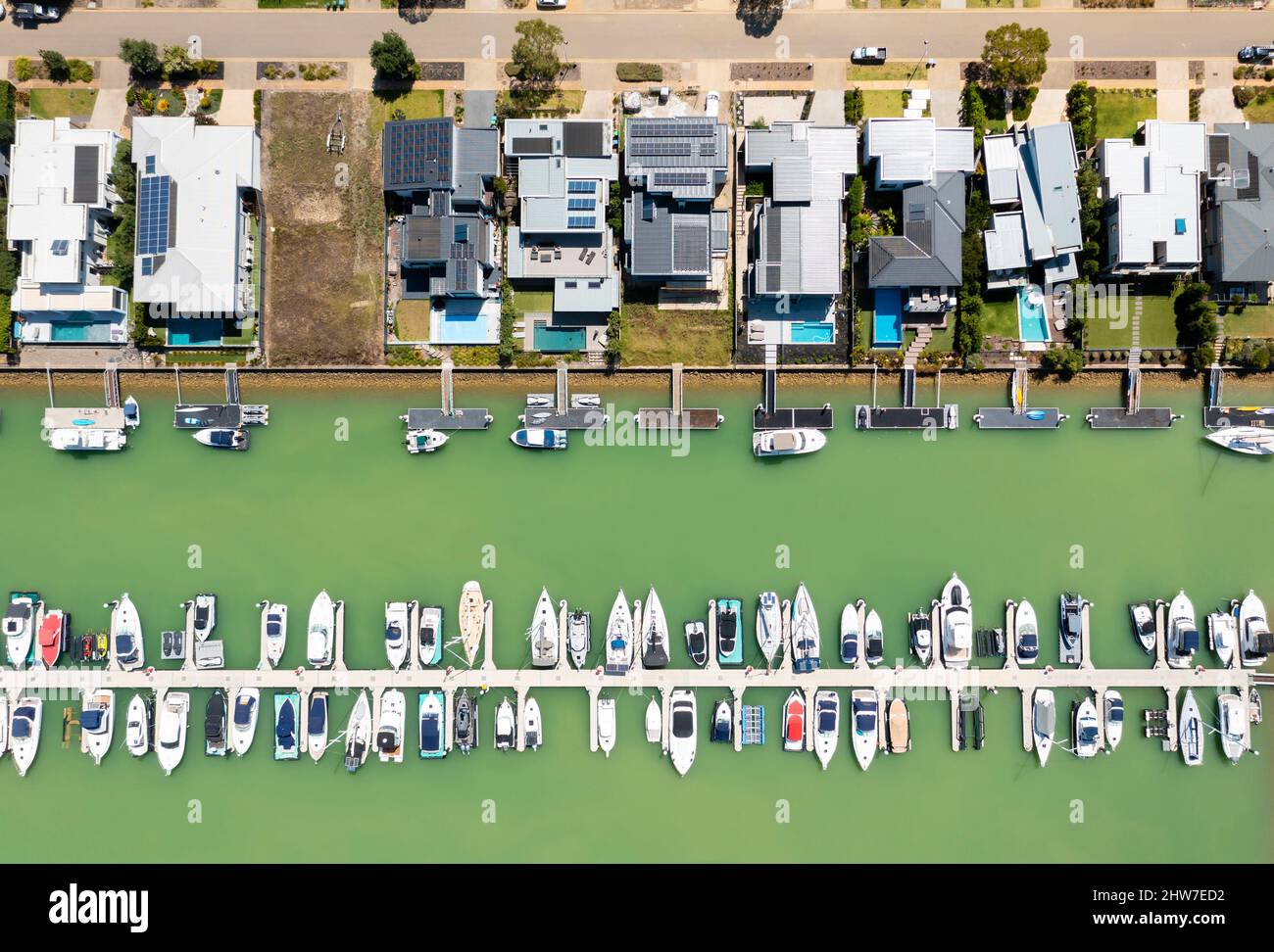 Luftaufnahme von oben auf moderne Häuser am Wasser mit Liegeplatz in Melbourne Stockfoto