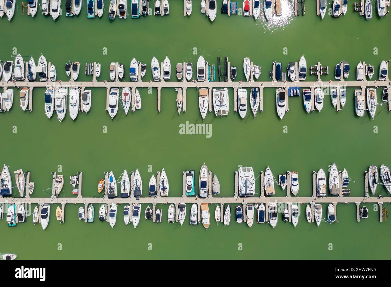 Luftaufnahme von oben nach unten von Booten und Yachten in einer Marina Stockfoto