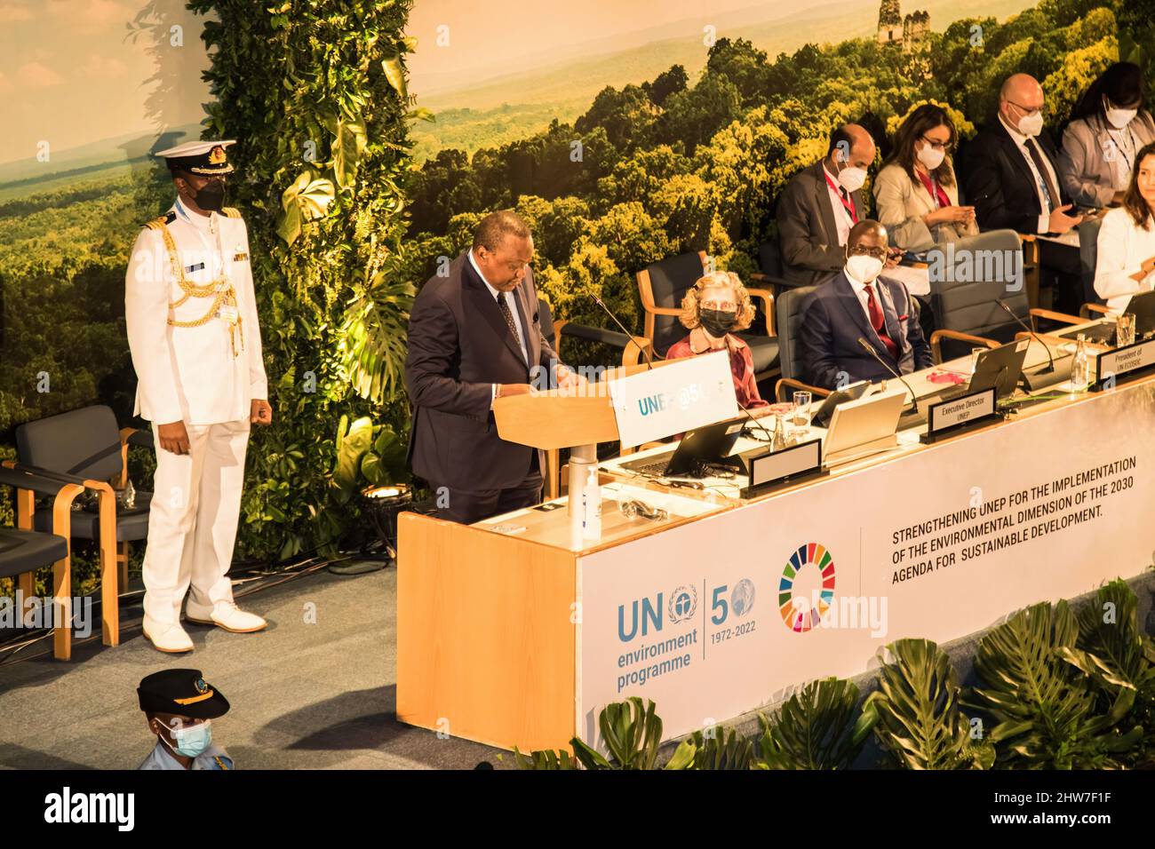 Der kenianische Präsident Uhuru Kenyatta (L2) spricht während einer Sondersitzung der Versammlung, die dem Gedenken an den 50.. Jahrestag der Gründung des Umweltprogramms der Vereinten Nationen gewidmet ist. Während der fünften Sitzung der UN-Umweltversammlung (UNEA 5,2) 175 Nationen haben eine bahnbrechende Resolution verabschiedet, um die Verschmutzung durch Plastik anzugehen und bis 2024 ein rechtlich verbindliches globales Kunststoffabkommen zu schmieden. Stockfoto