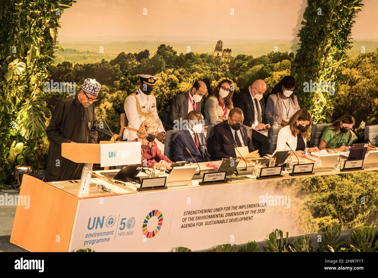 Der nigrische Präsident Muhammadu Buhari (L) spricht während einer Sondersitzung der Versammlung, die dem Gedenken an den 50.. Jahrestag der Gründung des Umweltprogramms der Vereinten Nationen gewidmet ist.während der fünften Sitzung der UN-Umweltversammlung (UNEA 5,2) 175 Nationen haben eine bahnbrechende Resolution verabschiedet, um die Verschmutzung durch Plastik anzugehen und bis 2024 ein rechtlich verbindliches globales Kunststoffabkommen zu schmieden. Stockfoto