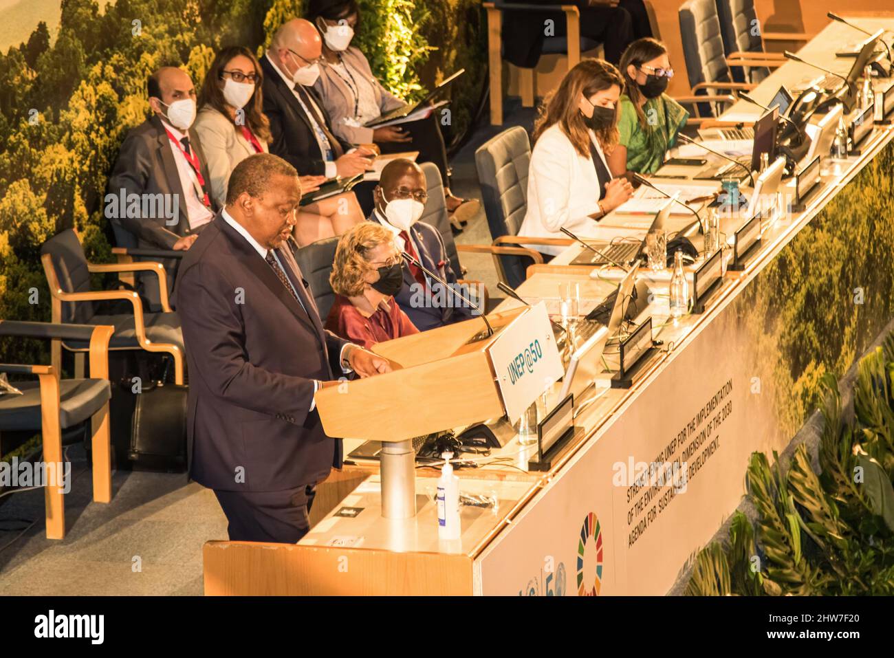 Der kenianische Präsident Uhuru Kenyatta (L) spricht im Rahmen einer Sondersitzung der Versammlung zum Gedenken an den 50.. Jahrestag der Gründung des Umweltprogramms der Vereinten Nationen während der fünften Sitzung der UN-Umweltversammlung (UNEA 5,2) 175 Nationen haben eine bahnbrechende Resolution verabschiedet, um die Verschmutzung durch Plastik anzugehen und bis 2024 ein rechtlich verbindliches globales Kunststoffabkommen zu schmieden. Stockfoto