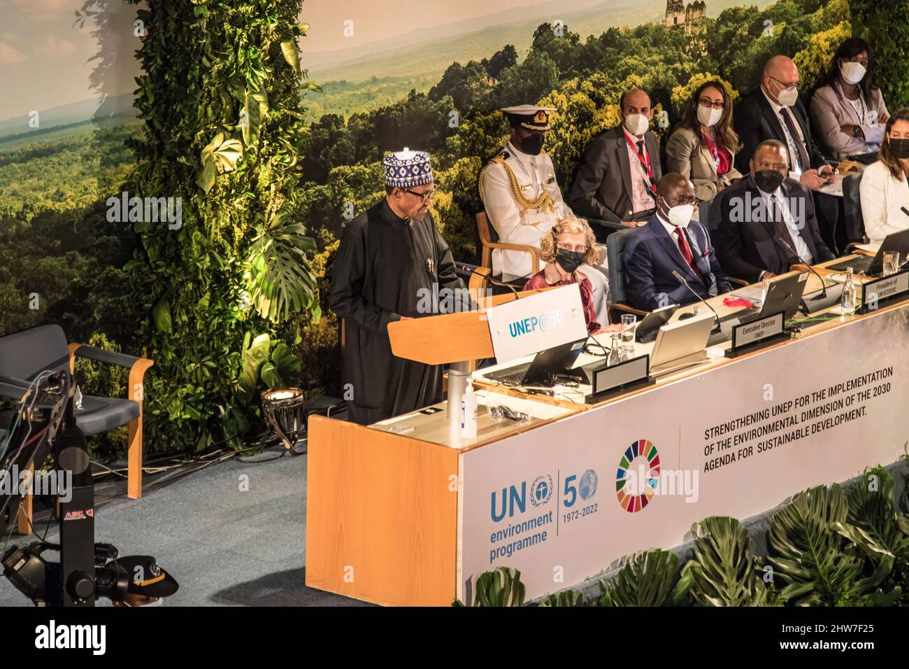 Der nigrische Präsident Muhammadu Buhari (L) spricht während einer Sondersitzung der Versammlung, die dem Gedenken an den 50.. Jahrestag der Gründung des Umweltprogramms der Vereinten Nationen gewidmet ist.während der fünften Sitzung der UN-Umweltversammlung (UNEA 5,2) 175 Nationen haben eine bahnbrechende Resolution verabschiedet, um die Verschmutzung durch Plastik anzugehen und bis 2024 ein rechtlich verbindliches globales Kunststoffabkommen zu schmieden. Stockfoto