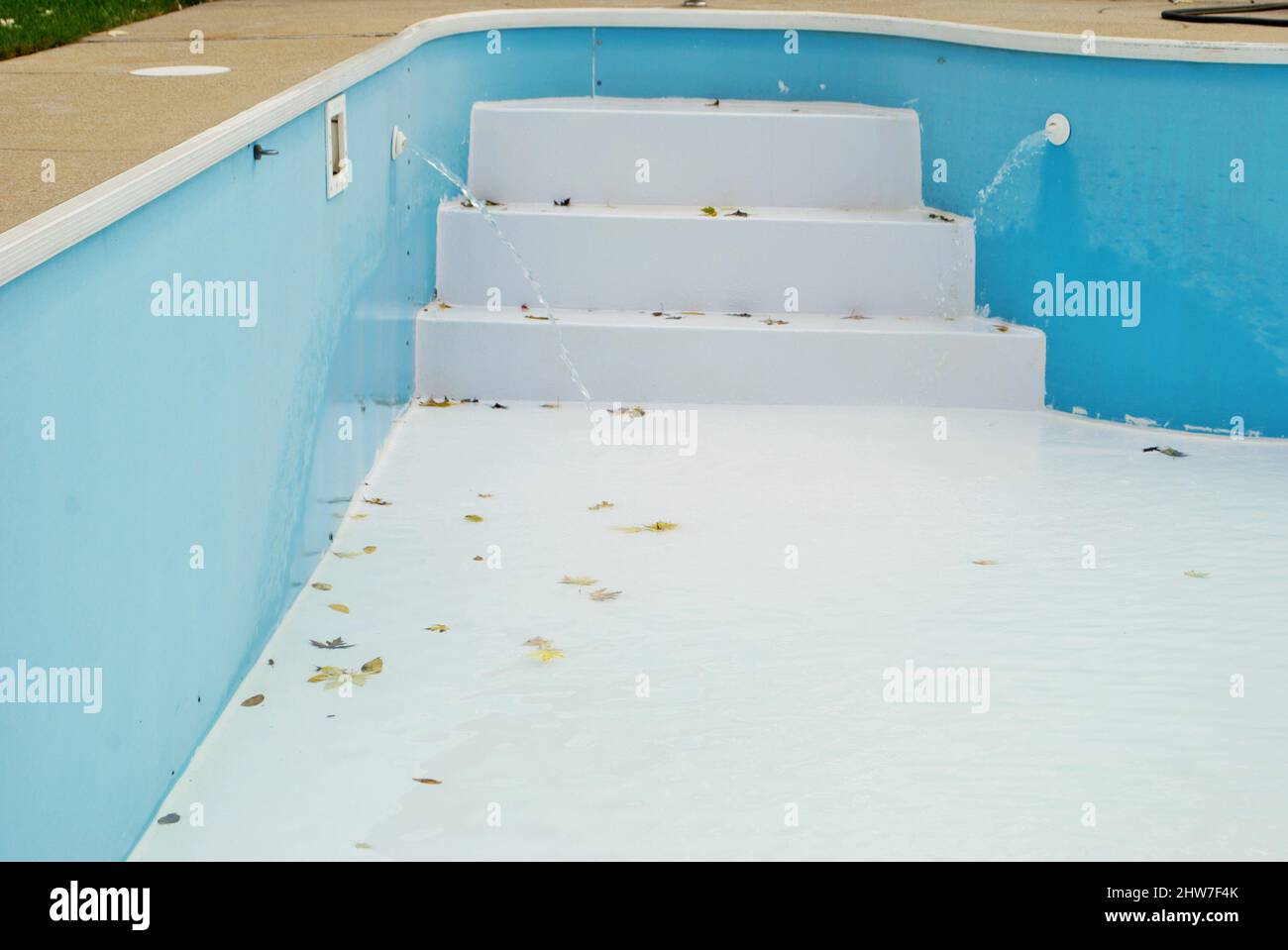 Hinterhof-Swimmingpool mit leertem Treppenaufgang, für den man abschalten musste Winter Stockfoto