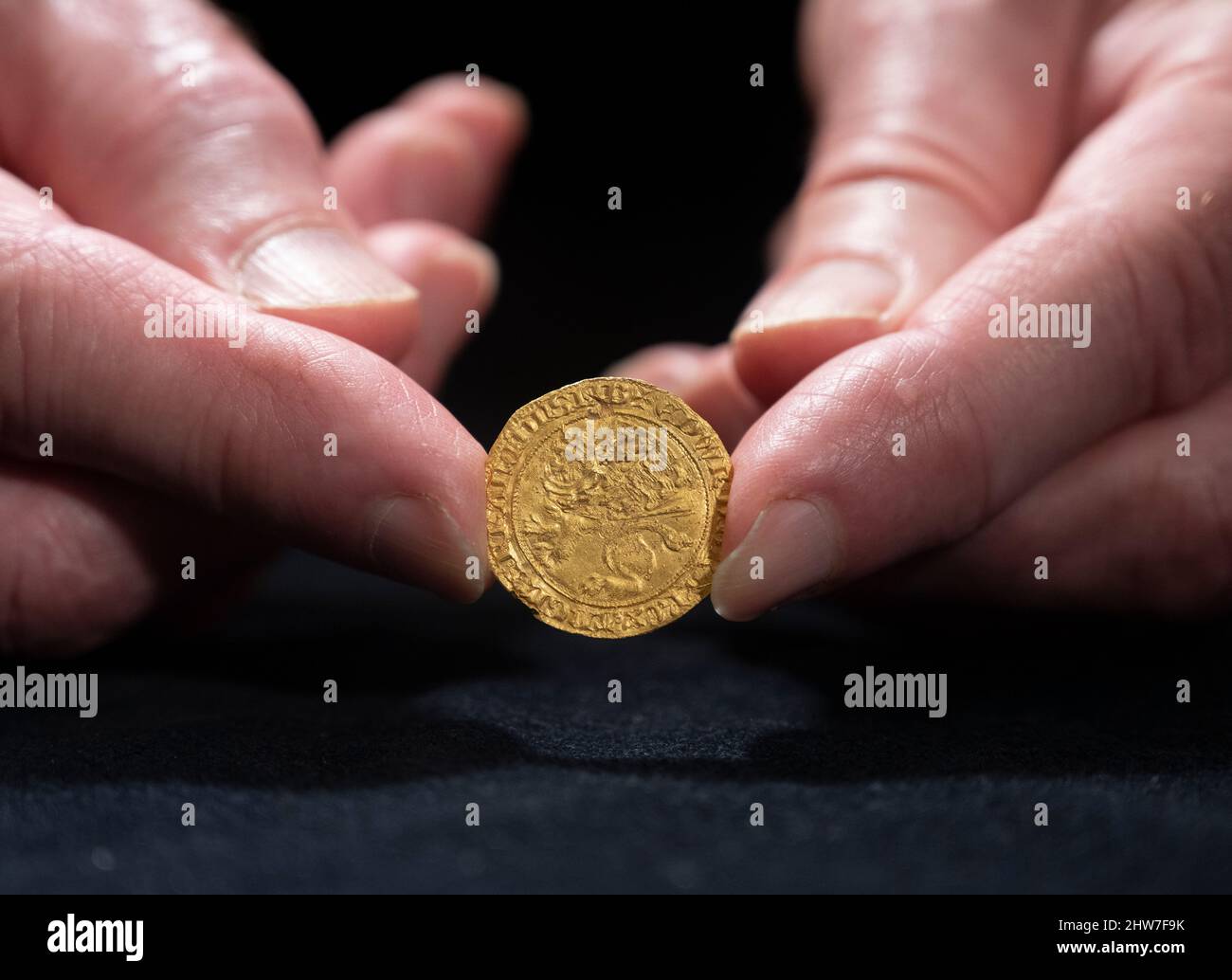 Dix Noonan Webb, London, Großbritannien. 4. März 2022. Drei Goldschatzfunde, die in zwei bevorstehenden Auktionen bei DNW zum Verkauf angeboten werden, wobei jeder der Finder anwesend ist, um seine Entdeckungen zu zeigen. Einer der „Golden Boys“ ist Andy, ein pensionierter Forscher aus Norfolk, mit seiner Leopard-Goldmünze, einer seltenen 23-Karat-Münze aus dem 14.. Jahrhundert aus der Regierungszeit von König Edward III., die 140.000 £schätzt. Die Münzen werden am 8./9. März bei DNW verkauft. Quelle: Malcolm Park/Alamy Live News Stockfoto