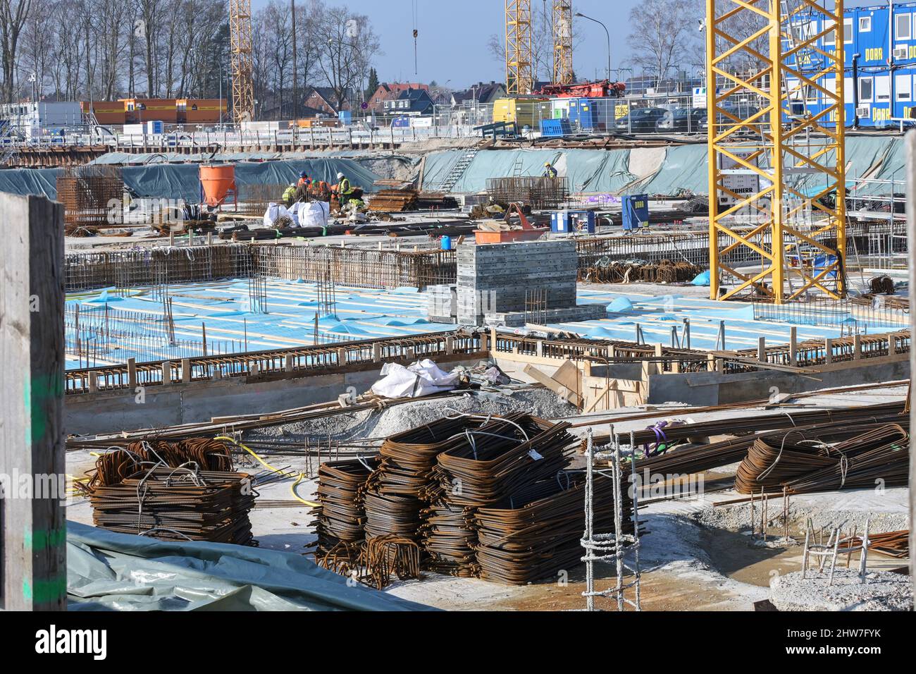 Lübeck, 3. März 2022: Große Baustelle mit Fundamenten, Verstärkungen und Kräne für einen Neubau am Hafen von Trabem Stockfoto