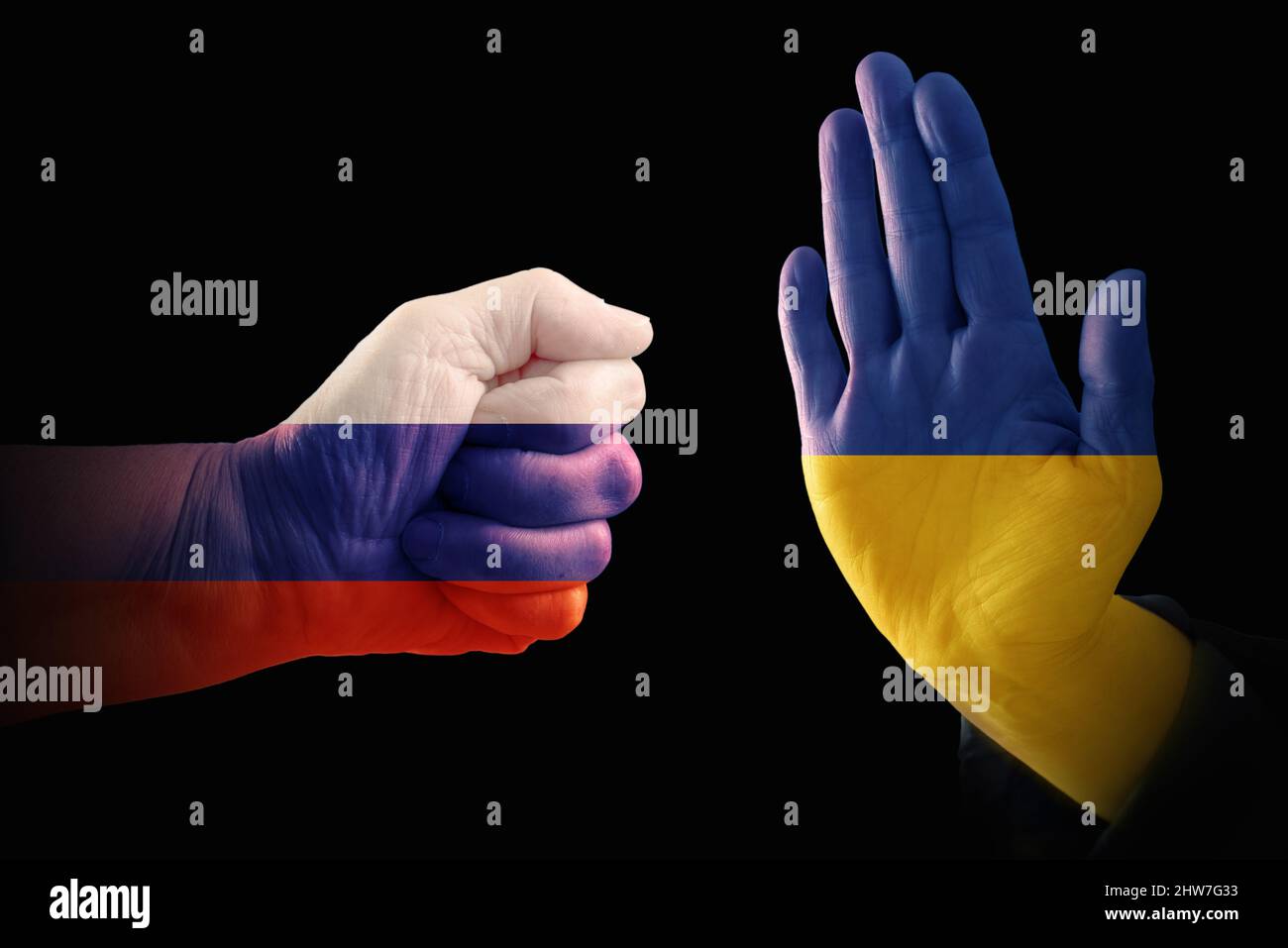 Hände mit den Flaggen Russlands und der Ukraine, eine Faust, die andere zeigt eine Stop-Geste, die die gebrochenen Beziehungen der beiden Länder symbolisiert, r Stockfoto