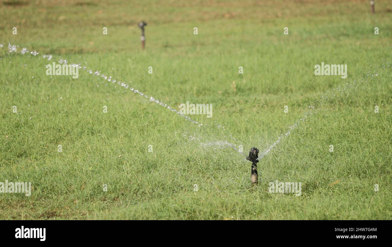 Wassersprühgerät Wasser wird gesprüht. Auf unscharfen Hintergründen Stockfoto