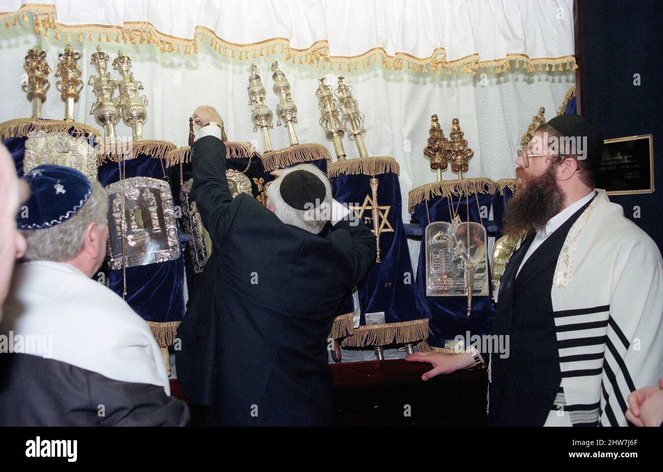 Die neue Sefer Torah wird in der Aaron Hakodesh (Arche) platziert, die die Zeremonie beendet. Der Oberrabbiner Jonathan Sacks war Ehrengast für die Aufnahme der letzten Briefe in eine neue Sefer-Torah in der Synagoge der hebräischen Kongregation Singers Hill am Sonntag, dem 15. März 1998. Mitglieder der Gemeinde sowie der Oberrabbiner fügten jeweils einen einzigen Brief hinzu. Stockfoto