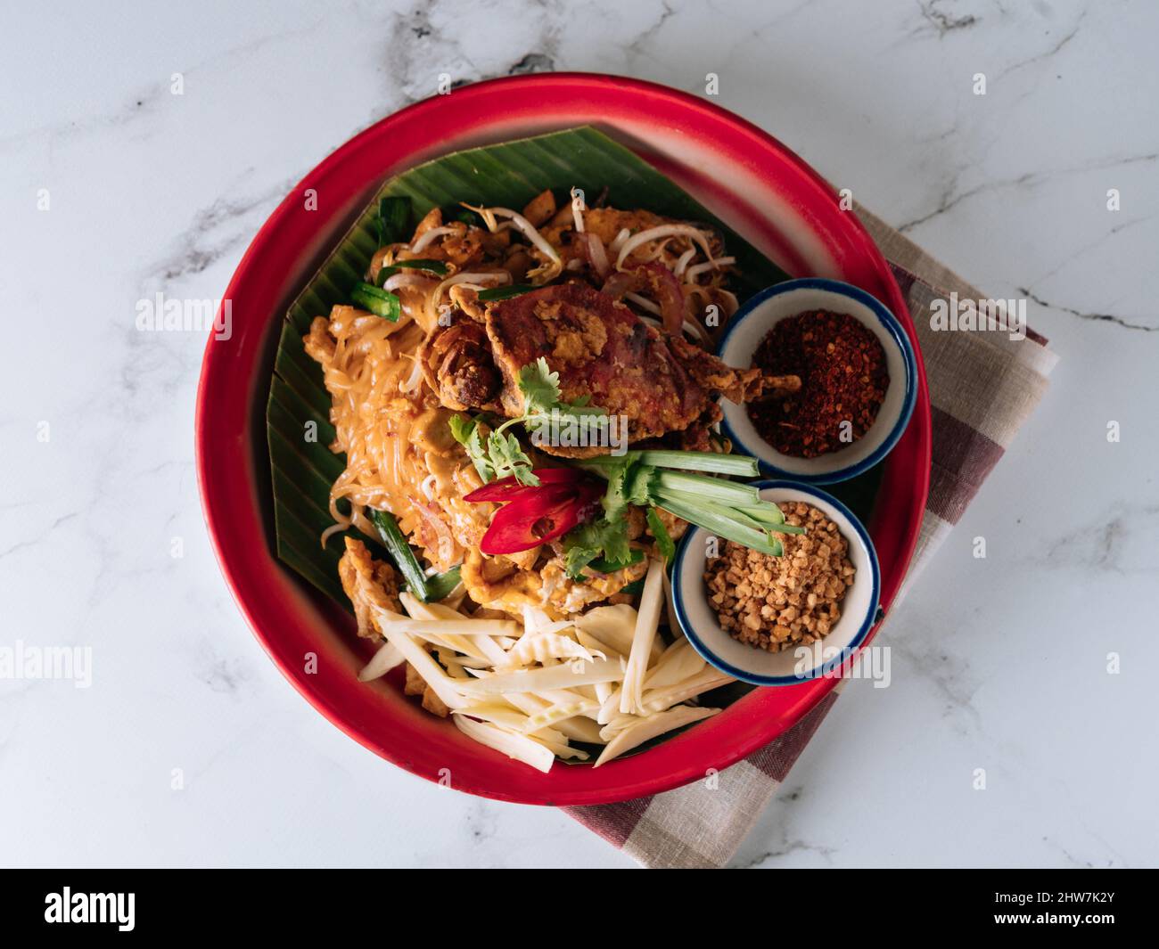 Pad Thai Soft Shell Krabbennudel mit rotem Chili in einem Gericht isoliert auf Matte Draufsicht auf grauem Marmor Hintergrund Stockfoto