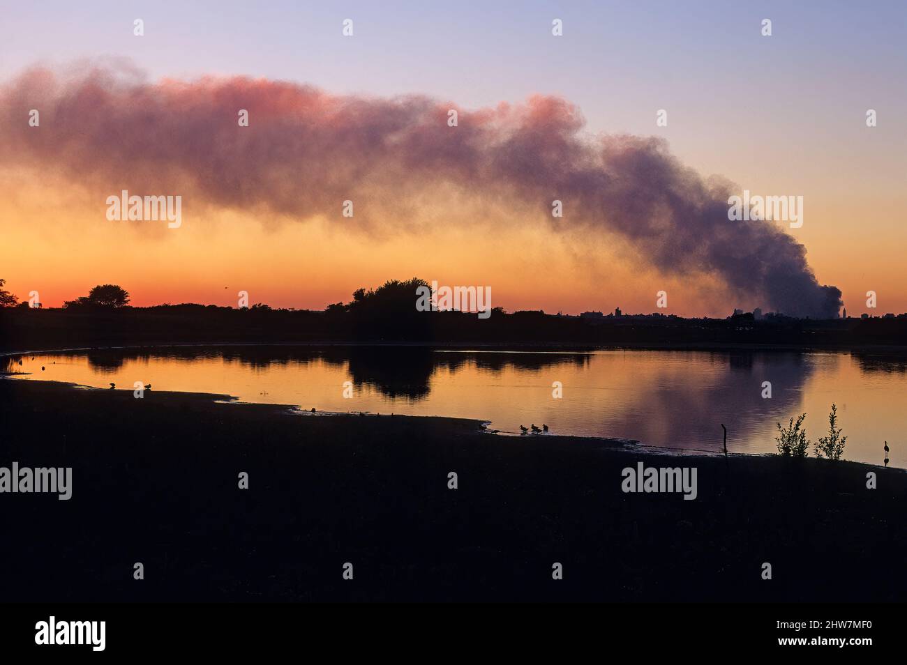 World Trade Center Feuerbrand nach 9 / 11 Angriff fotografiert von Jamaica Bay National Wildlife Refuge Stockfoto