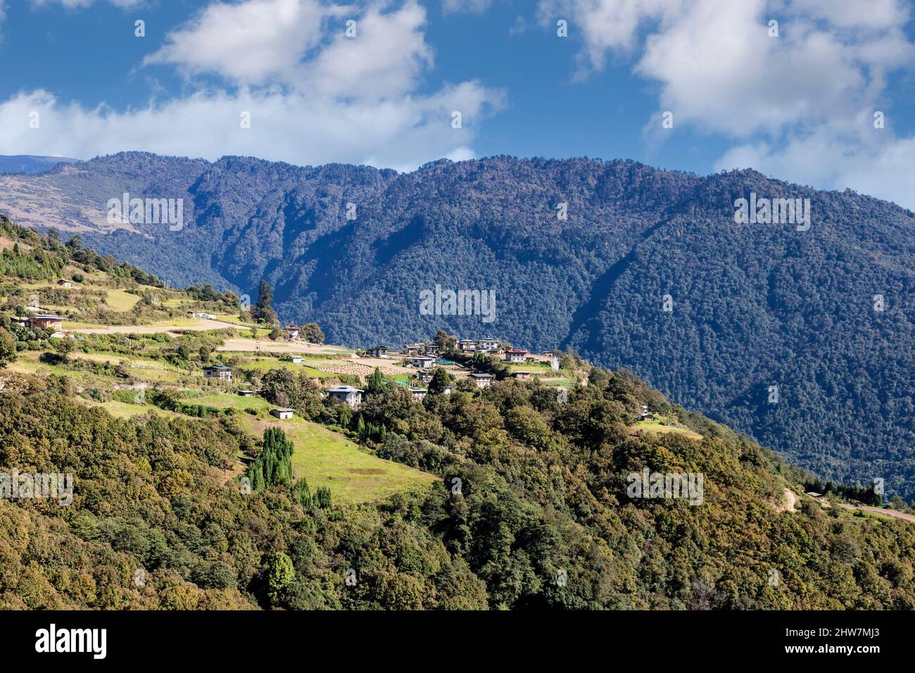 Trongsa, Bhutan. Dorf in der Nähe von Trongsa in den Vorbergen des Himalaya. Stockfoto