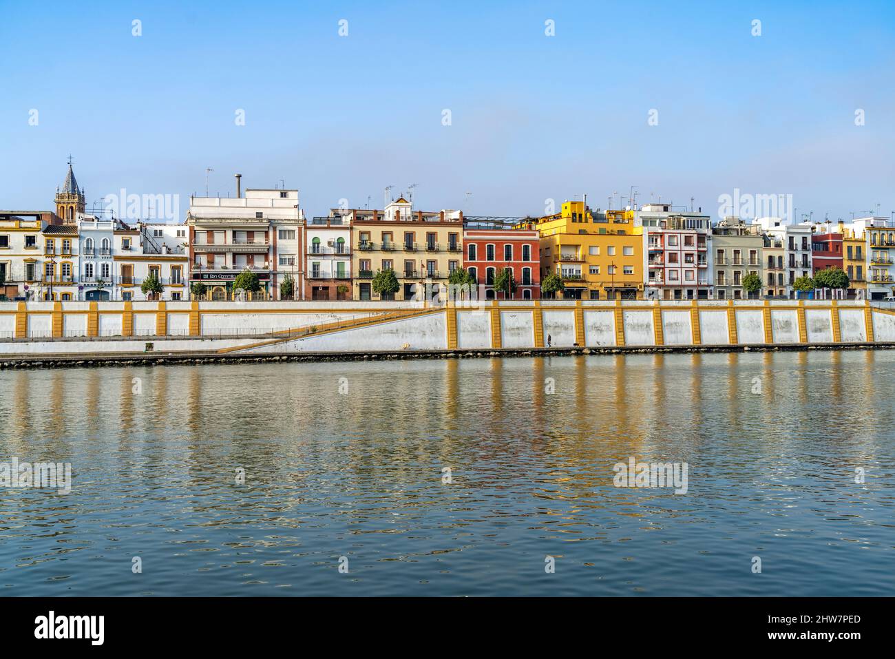 Die bunten Häuser des Stadtviertels Triana am Fluss Guadalquivir, Sevilla, Andalusien, Spanien | die bunten Häuser des Viertels Triana an Stockfoto