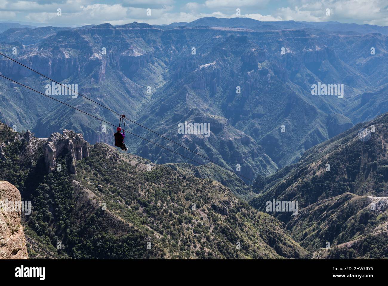 Ziplining in Divisadero, Kupfer Canyon, Chihuahua, Mexiko. 8350 Meter lang, der längste Zip Line in der Welt. Geschwindigkeit 70 km/h auf der Abfahrt erreichen. Plz Stockfoto