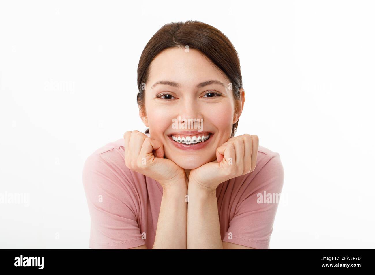 Eine attraktive junge Frau schaut in die Kamera und lächelt. Stockfoto