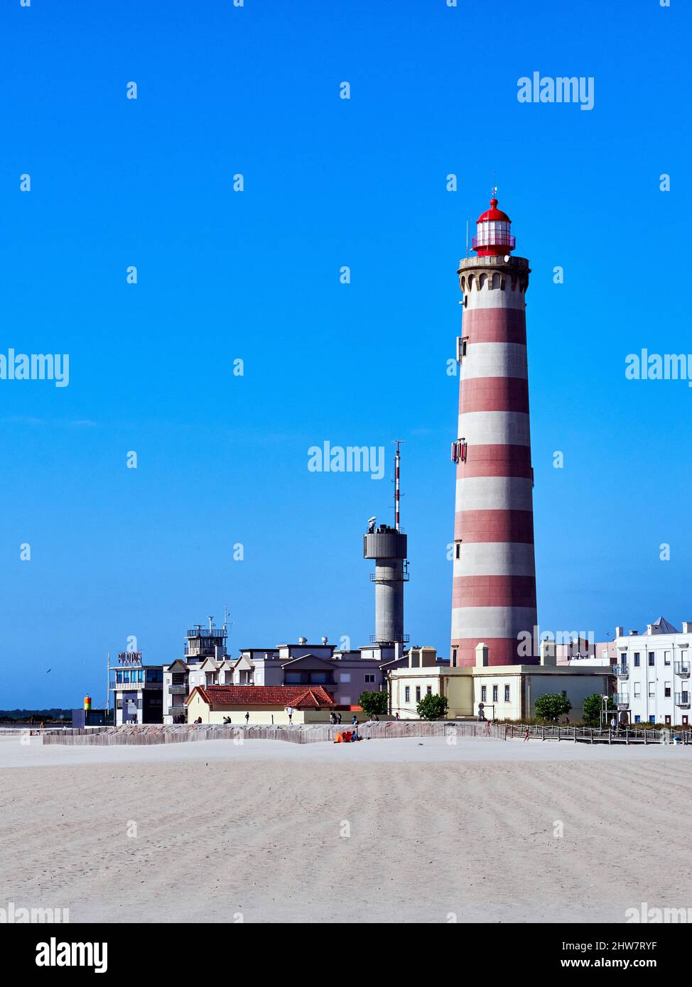 Senkrecht zum größten Leuchtturm Portugals gegen den wolkenlosen blauen Himmel am Barra-Strand, Aveiro Stockfoto