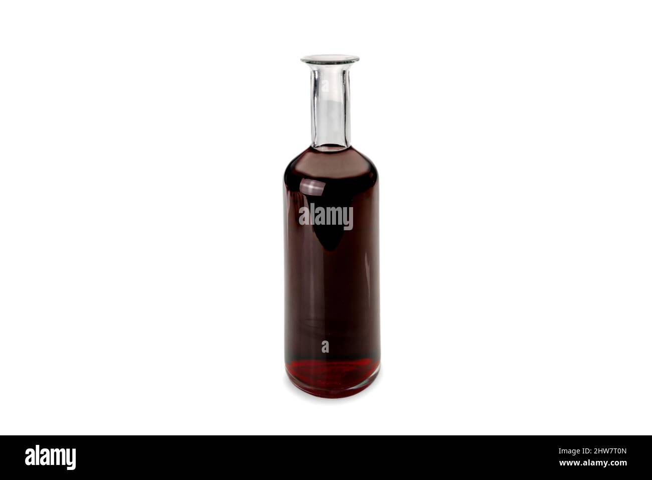 Liter-Glasflasche mit Rotwein, isoliert auf Weiß, Kopierraum Stockfoto
