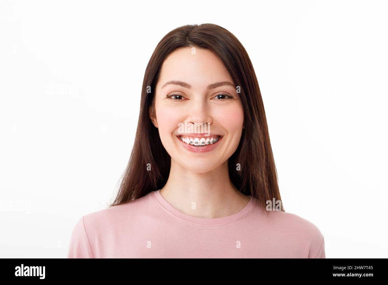 Eine attraktive junge Frau schaut in die Kamera und lächelt. Stockfoto