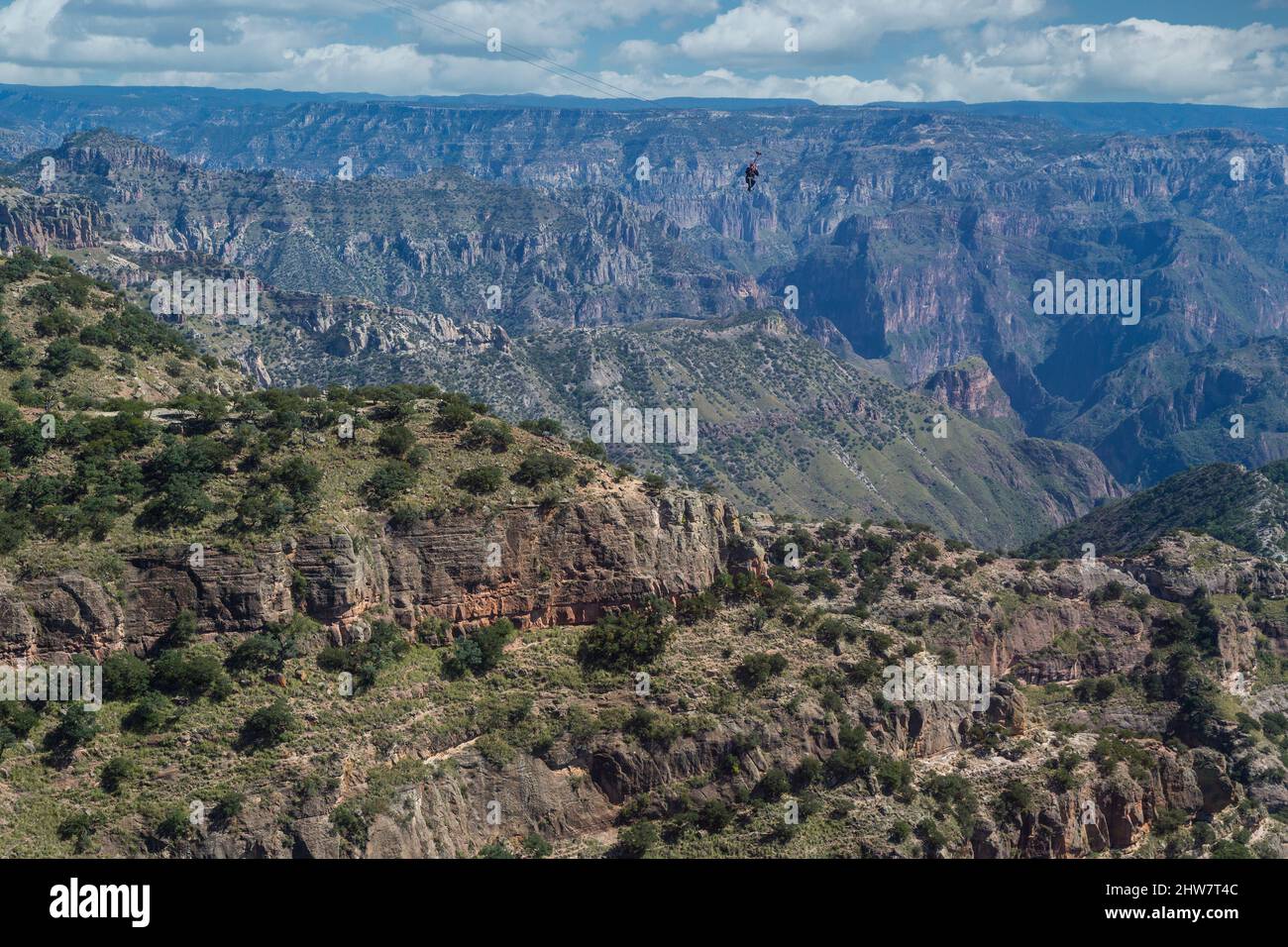 Seilspringen in Divisadero, Copper Canyon, Chihuahua, Mexiko. 8350 Meter lange, längste Reißleine der Welt. Die Geschwindigkeit kann 70 mph auf dem Abstieg erreichen. Anzeigen Stockfoto