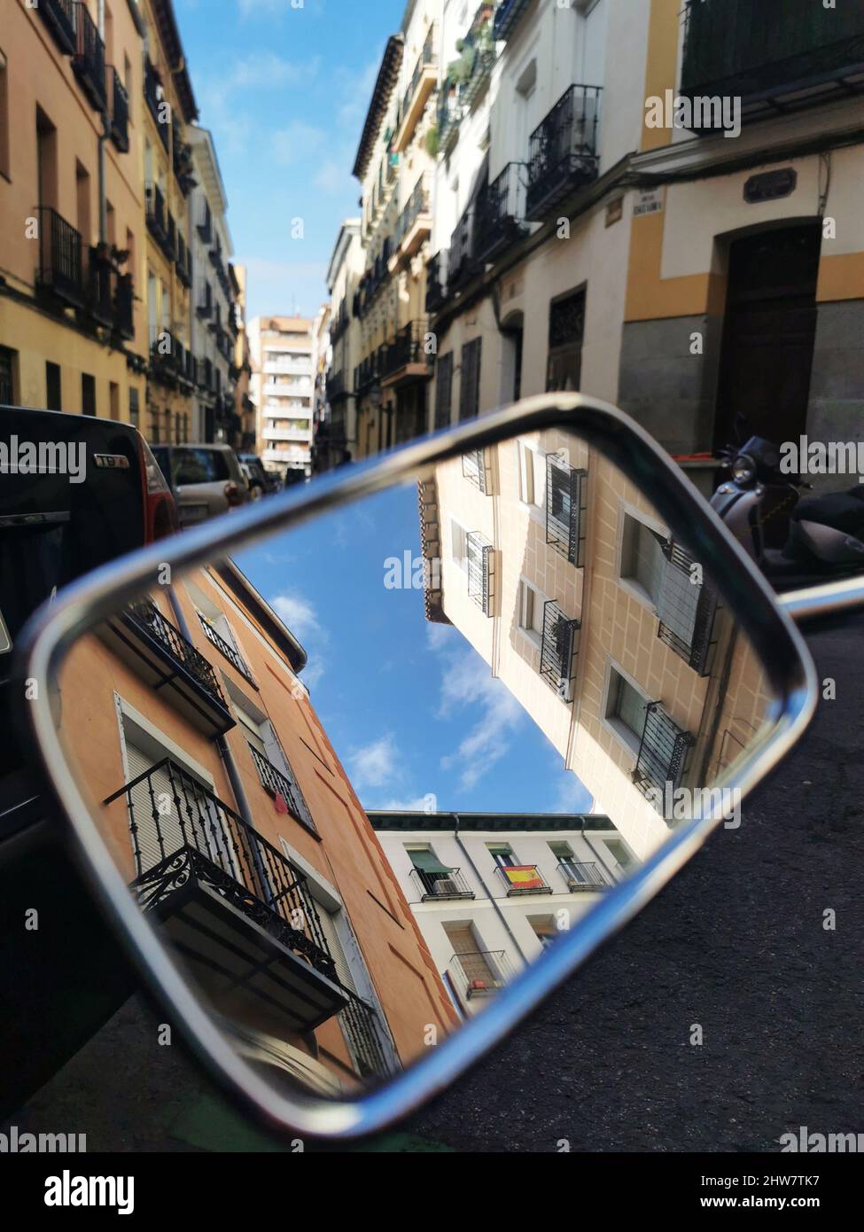 Nahaufnahme einer Reflexion auf einem Autofenster in Madrid, Spanien Stockfoto