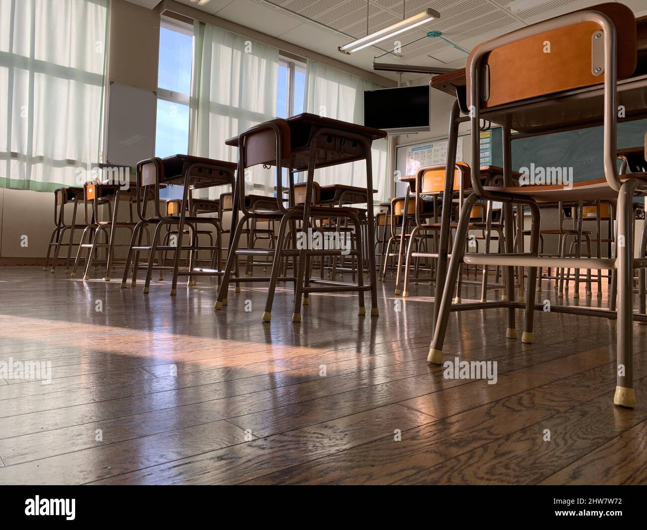 Japanisches Schulzimmer mit Holzstühlen und -Schreibtischen. Stockfoto