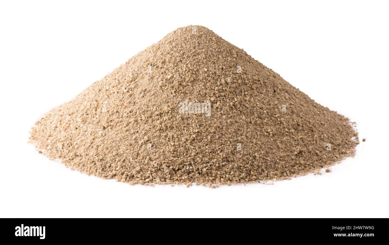 Haufen von trockenem, scharfem Sand, auch bekannt als Kurssand oder Grubensand, sehr häufig für die Herstellung von Beton verwendet, isoliert auf weißem Hintergrund Stockfoto
