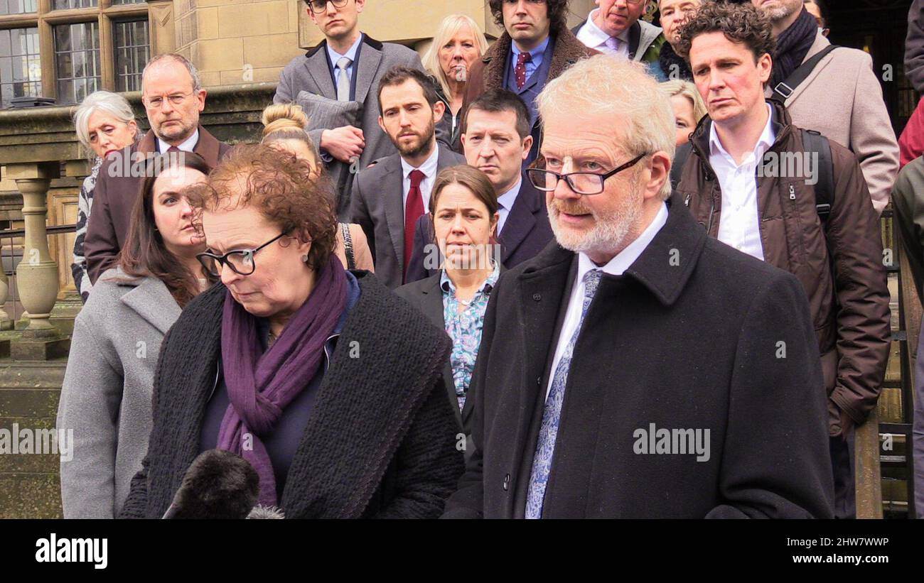 Liz und Charles Ritchie sprechen auf den Stufen des Rathauses von Sheffield nach dem Abschluss der Untersuchung des Todes ihres Sohnes Jack Ritchie, eines Lehrers, der sich selbst getötet hat, nachdem er eine Spielsucht bekämpft hatte. Bilddatum: Freitag, 4. März 2022. Stockfoto