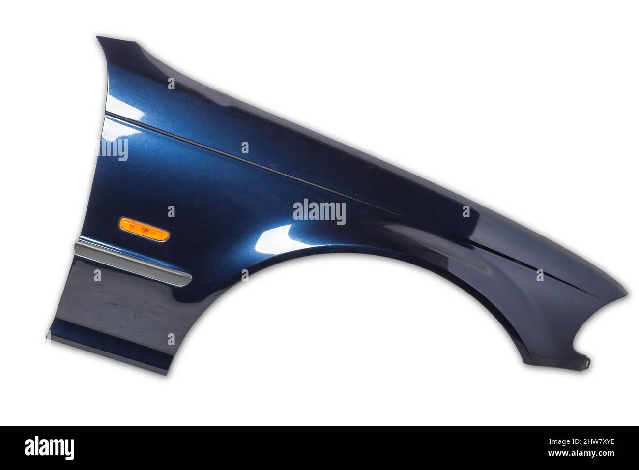 Blauer Metallfender auf weißem, isoliertem Hintergrund in einem Fotostudio zum Verkauf oder Austausch in einem Autodienst. Kotflügel bei Auto-Parsing für Reparatur oder A Stockfoto