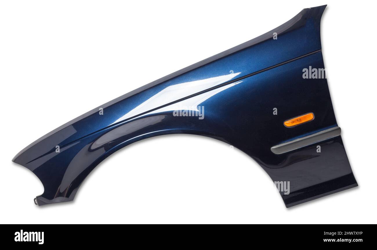 Blauer Metallfender auf weißem, isoliertem Hintergrund in einem Fotostudio zum Verkauf oder Austausch in einem Autodienst. Kotflügel bei Auto-Parsing für Reparatur oder A Stockfoto