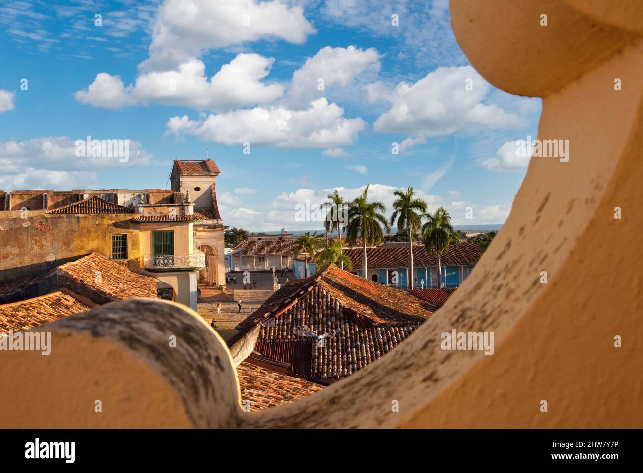 Kuba, Trinidad. Blick auf die Kirche von La Purisima Concepcion vom Dach des Klosters von San Francisco. Stockfoto