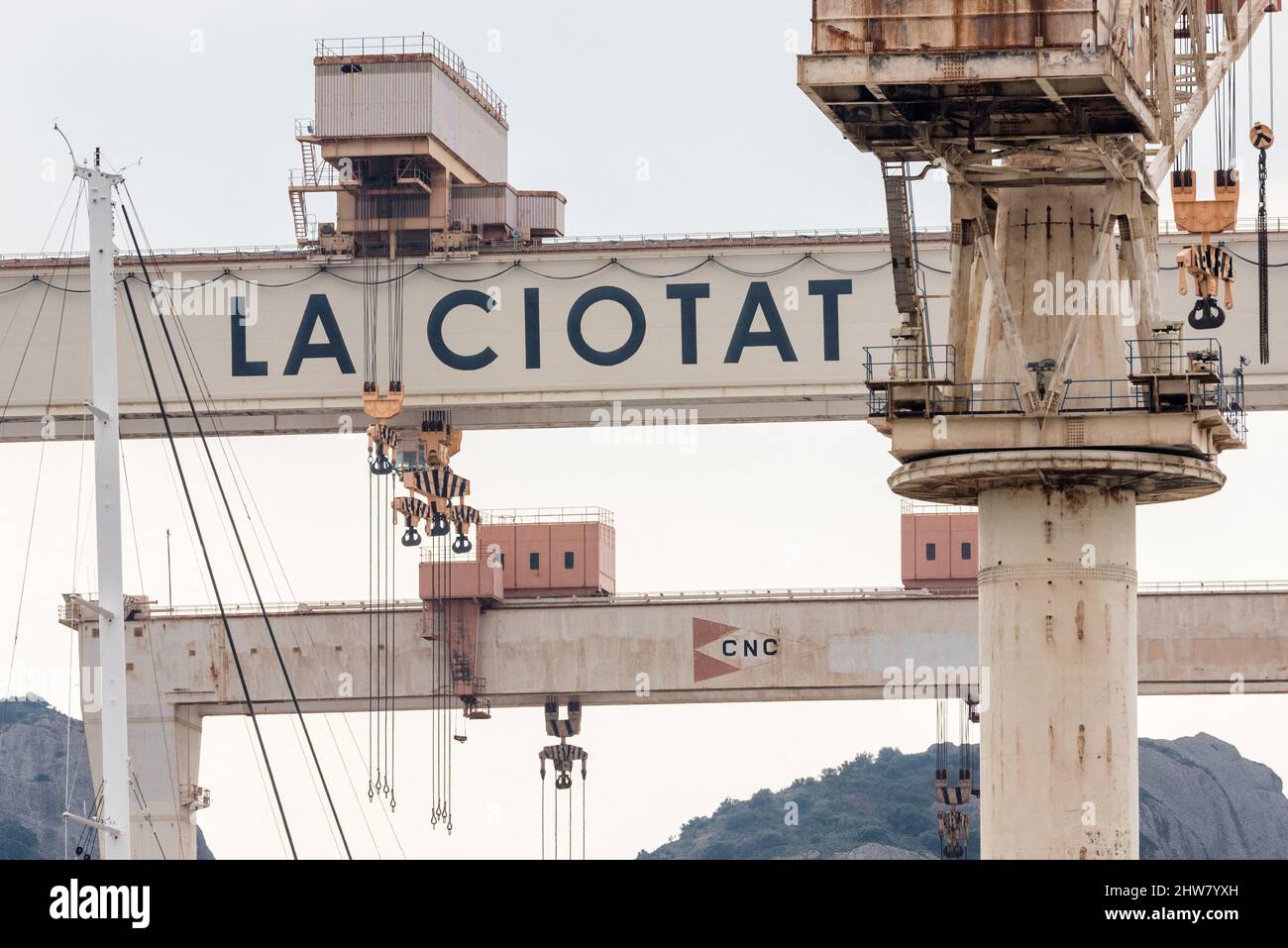 La Ciotat, Frankreich. 04. März 2022. Die Yacht Amore Vero von Rosneft-Chef Igor Setchine - was "wahre Liebe" bedeutet - wurde von den französischen Behörden beschlagnahmt und befindet sich am 4. März 2022 im Hafen von La Ciotat in Südfrankreich. Frankreich hat im Rahmen der Umsetzung der europäischen Sanktionen gegen Russland eine Yacht beschlagnahmt, die mit dem russischen Oligarchen Igor Sechin, dem Chef des Ölgiganten Rosneft, in Verbindung steht. Die fast 86 Meter lange Luxusyacht befand sich in einer Werft in La Ciotat, im Süden Frankreichs. Foto von Florian Escoffier/ABACAPRESS.COM Quelle: Abaca Press/Alamy Live News Stockfoto