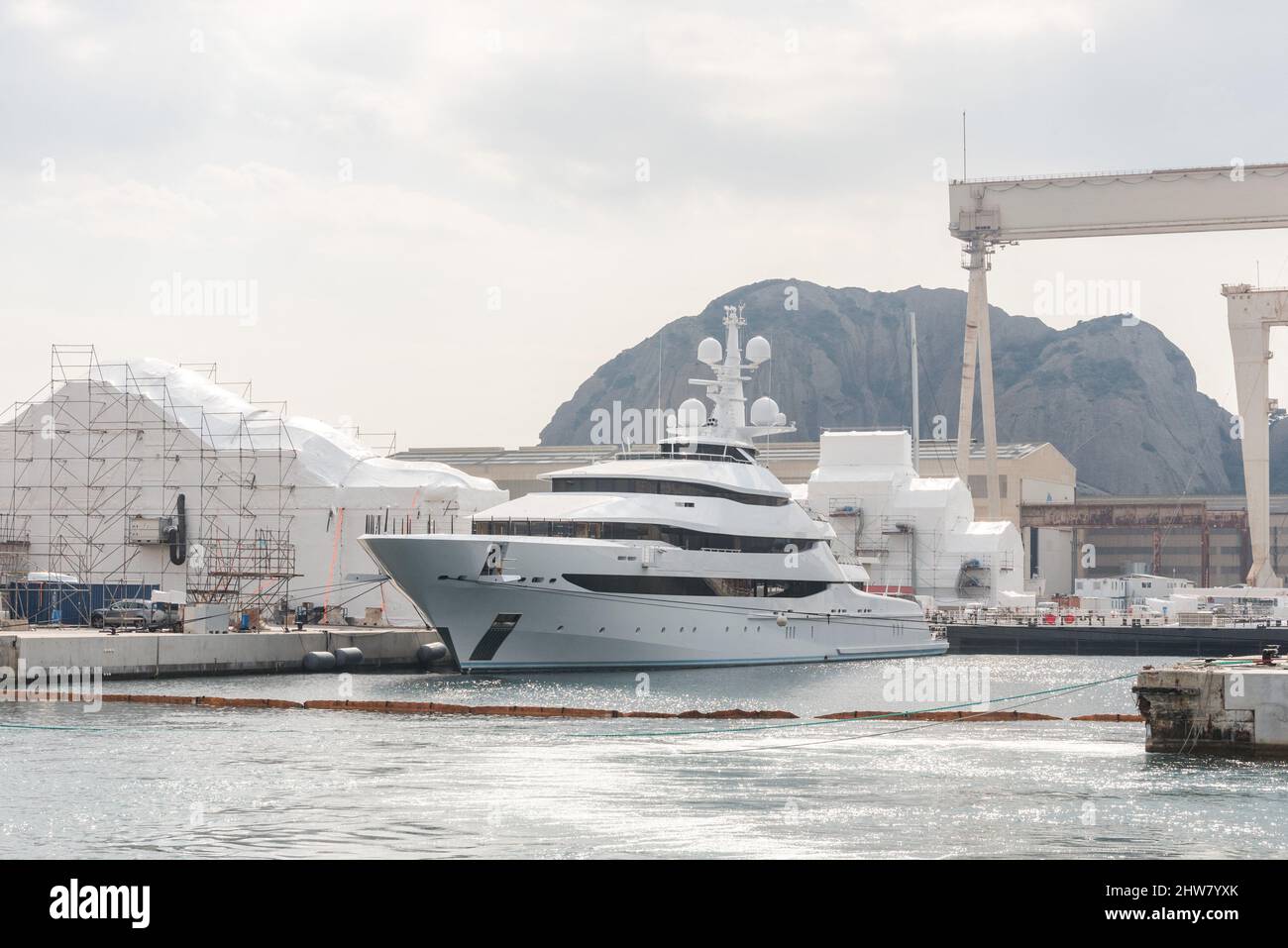 La Ciotat, Frankreich. 04. März 2022. Die Yacht Amore Vero von Rosneft-Chef Igor Setchine - was "wahre Liebe" bedeutet - wurde von den französischen Behörden beschlagnahmt und befindet sich am 4. März 2022 im Hafen von La Ciotat in Südfrankreich. Frankreich hat im Rahmen der Umsetzung der europäischen Sanktionen gegen Russland eine Yacht beschlagnahmt, die mit dem russischen Oligarchen Igor Sechin, dem Chef des Ölgiganten Rosneft, in Verbindung steht. Die fast 86 Meter lange Luxusyacht befand sich in einer Werft in La Ciotat, im Süden Frankreichs. Foto von Florian Escoffier/ABACAPRESS.COM Quelle: Abaca Press/Alamy Live News Stockfoto