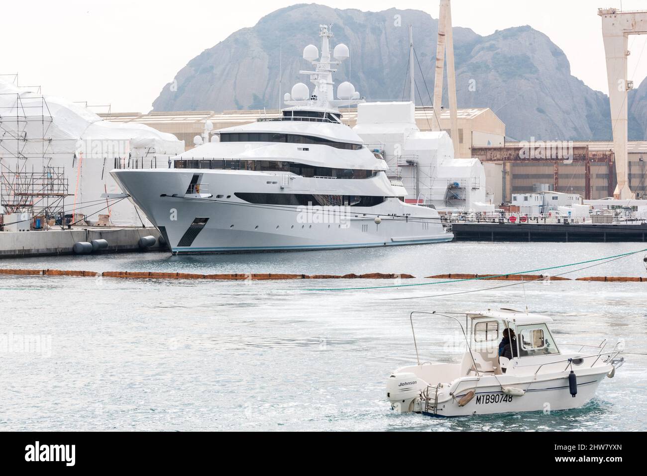 La Ciotat, Frankreich. 04. März 2022. Die Yacht Amore Vero von Rosneft-Chef Igor Setchine - was "wahre Liebe" bedeutet - wurde von den französischen Behörden beschlagnahmt und befindet sich am 4. März 2022 im Hafen von La Ciotat in Südfrankreich. Frankreich hat im Rahmen der Umsetzung der europäischen Sanktionen gegen Russland eine Yacht beschlagnahmt, die mit dem russischen Oligarchen Igor Sechin, dem Chef des Ölgiganten Rosneft, in Verbindung steht. Die fast 86 Meter lange Luxusyacht befand sich in einer Werft in La Ciotat, im Süden Frankreichs. Foto von Florian Escoffier/ABACAPRESS.COM Quelle: Abaca Press/Alamy Live News Stockfoto