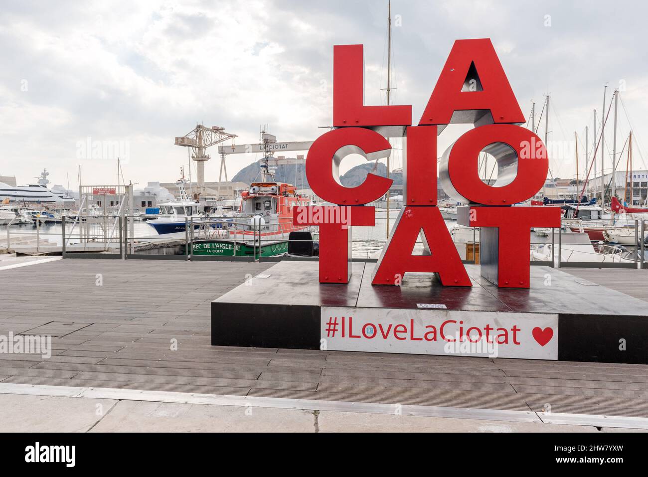 La Ciotat, Frankreich. 04. März 2022. Die Yacht Amore Vero von Rosneft-Chef Igor Setchine - was "wahre Liebe" bedeutet - wurde von den französischen Behörden beschlagnahmt und befindet sich am 4. März 2022 im Hafen von La Ciotat in Südfrankreich. Frankreich hat im Rahmen der Umsetzung der europäischen Sanktionen gegen Russland eine Yacht beschlagnahmt, die mit dem russischen Oligarchen Igor Sechin, dem Chef des Ölgiganten Rosneft, in Verbindung steht. Die fast 86 Meter lange Luxusyacht befand sich in einer Werft in La Ciotat, im Süden Frankreichs. Foto von Florian Escoffier/ABACAPRESS.COM Quelle: Abaca Press/Alamy Live News Stockfoto