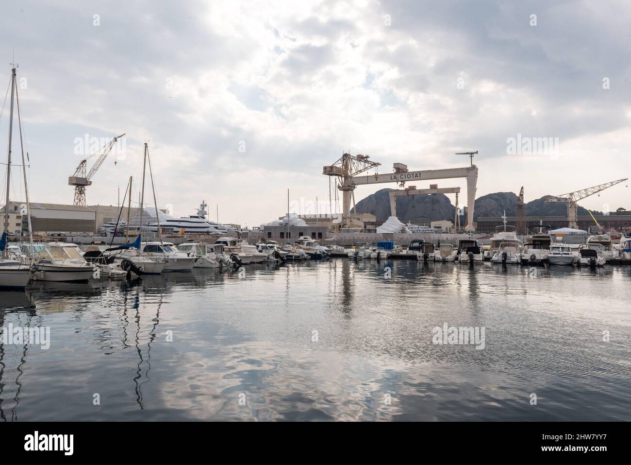 La Ciotat, Frankreich. 04. März 2022. Die Yacht Amore Vero von Rosneft-Chef Igor Setchine - was "wahre Liebe" bedeutet - wurde von den französischen Behörden beschlagnahmt und befindet sich am 4. März 2022 im Hafen von La Ciotat in Südfrankreich. Frankreich hat im Rahmen der Umsetzung der europäischen Sanktionen gegen Russland eine Yacht beschlagnahmt, die mit dem russischen Oligarchen Igor Sechin, dem Chef des Ölgiganten Rosneft, in Verbindung steht. Die fast 86 Meter lange Luxusyacht befand sich in einer Werft in La Ciotat, im Süden Frankreichs. Foto von Florian Escoffier/ABACAPRESS.COM Quelle: Abaca Press/Alamy Live News Stockfoto